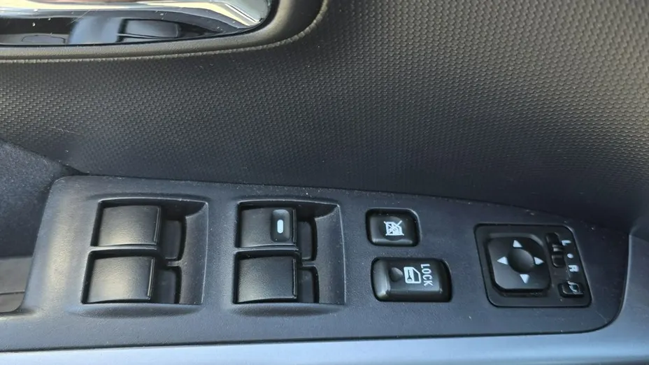 MITSUBISHI Outlander -