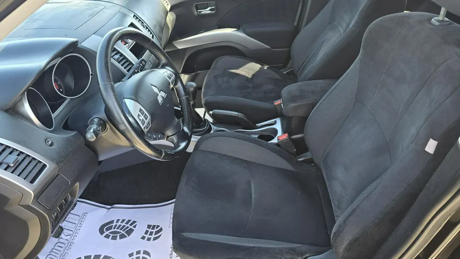 MITSUBISHI Outlander -