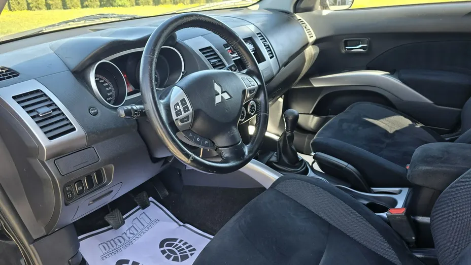 MITSUBISHI Outlander -