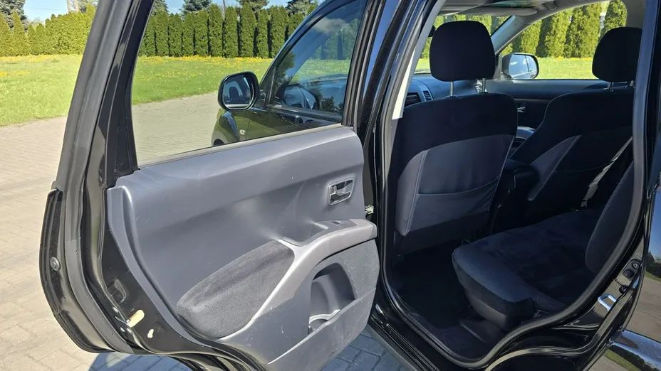 MITSUBISHI Outlander -