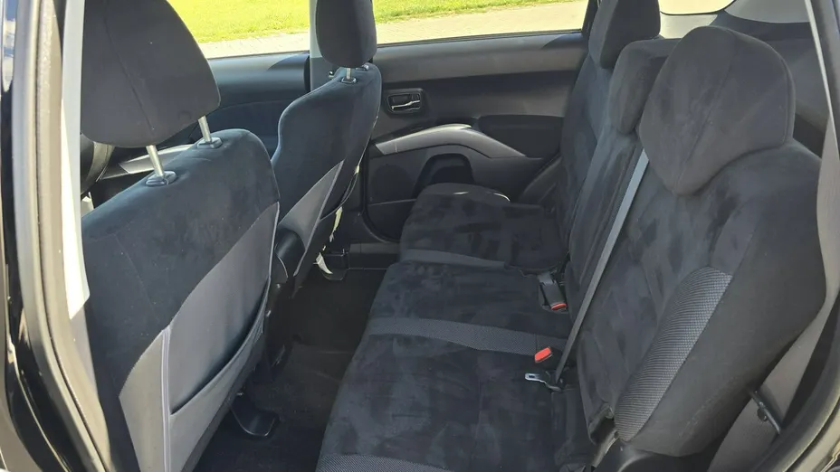 MITSUBISHI Outlander -