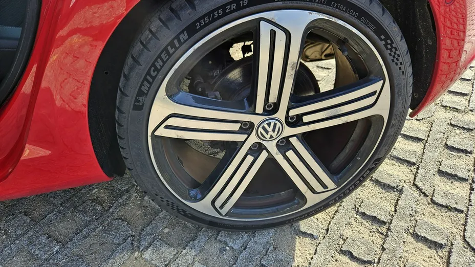 VOLKSWAGEN Golf -