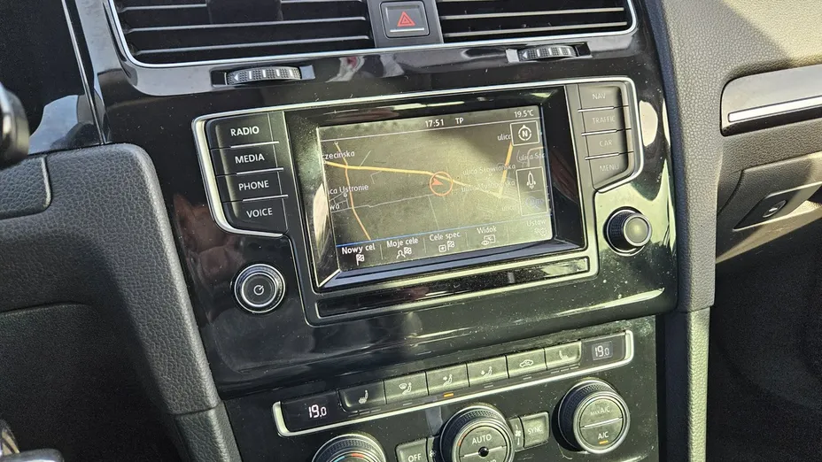 VOLKSWAGEN Golf -