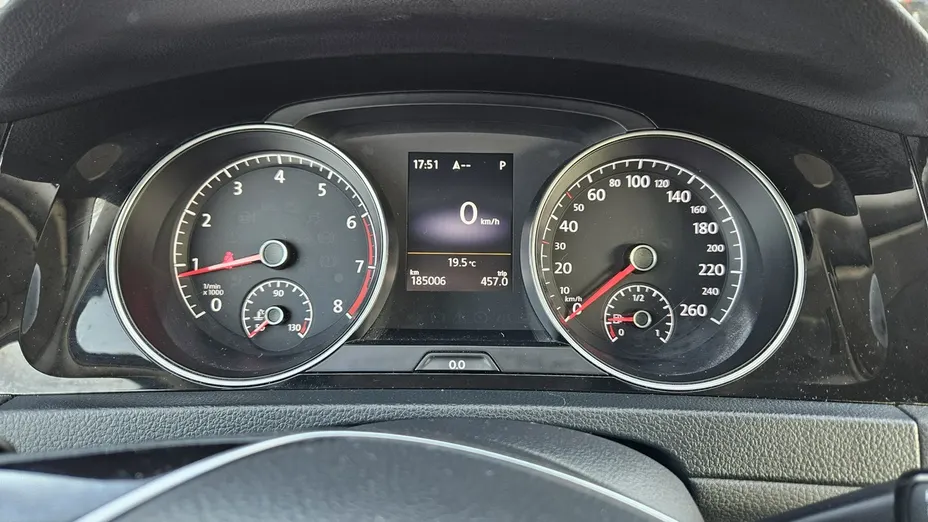 VOLKSWAGEN Golf -
