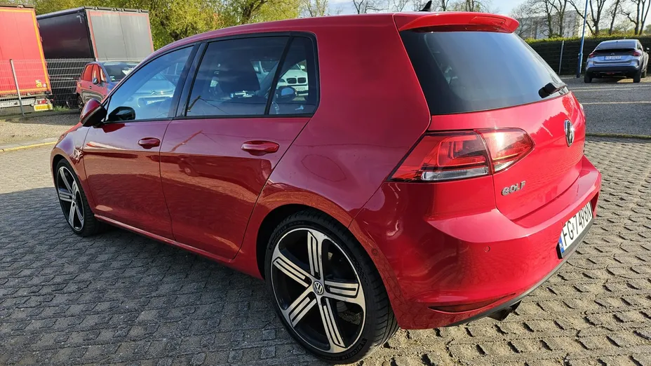 VOLKSWAGEN Golf -