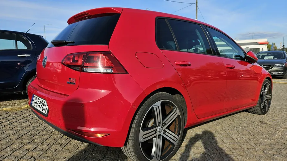 VOLKSWAGEN Golf -