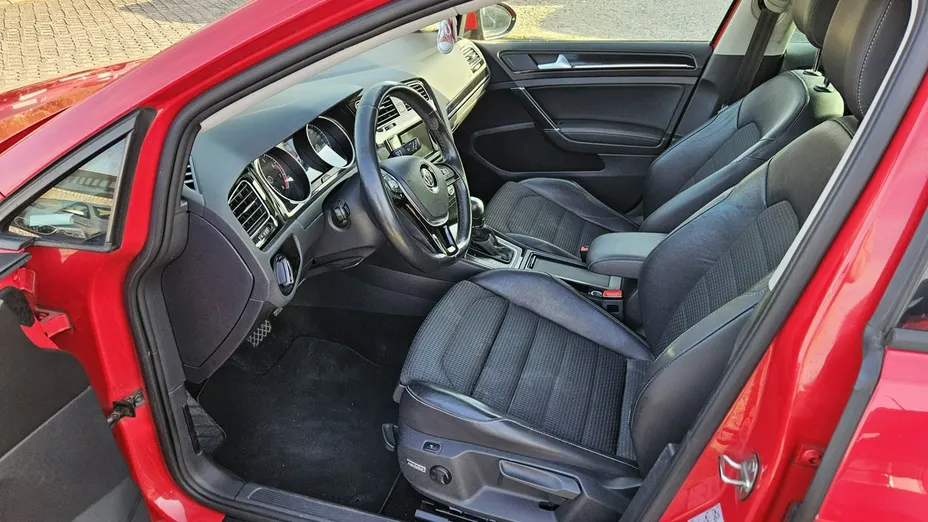 VOLKSWAGEN Golf -