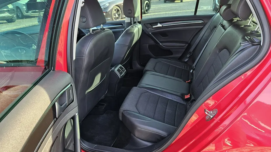 VOLKSWAGEN Golf -