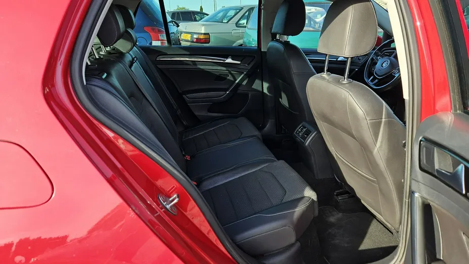 VOLKSWAGEN Golf -