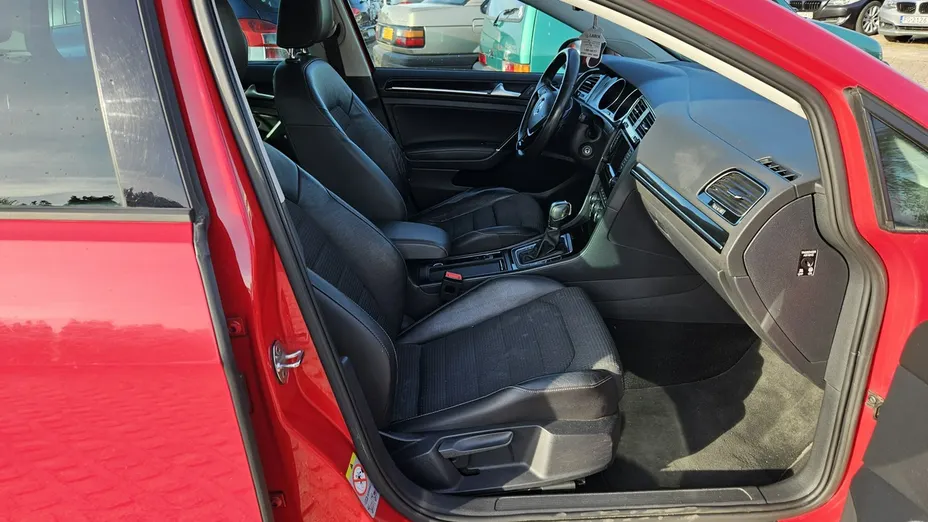 VOLKSWAGEN Golf -