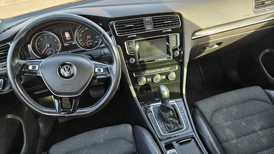 VOLKSWAGEN Golf -