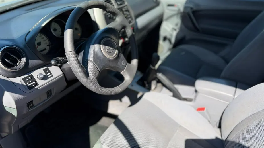 TOYOTA RAV4 -