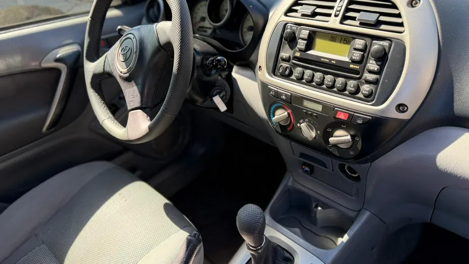 TOYOTA RAV4 -