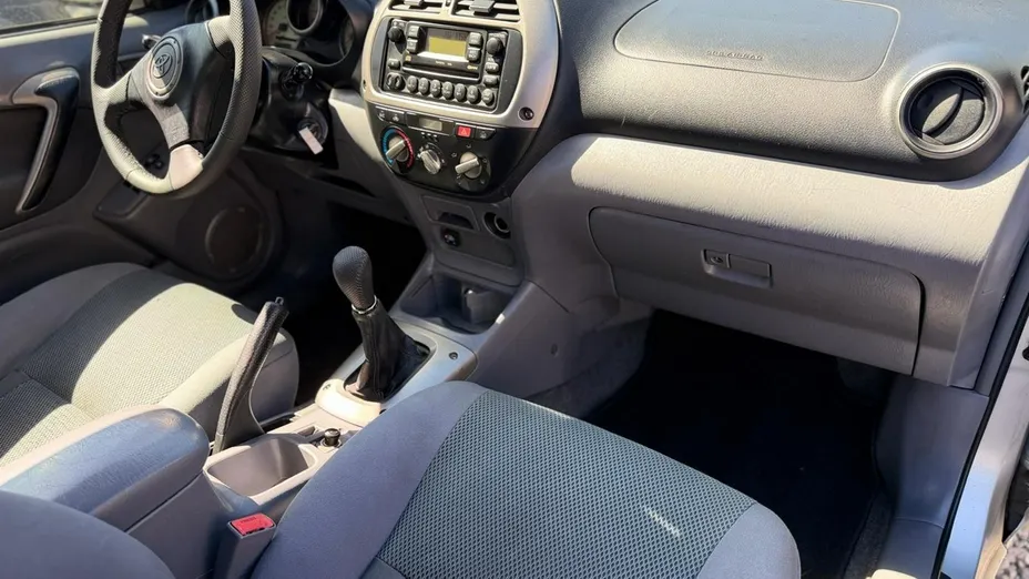 TOYOTA RAV4 -