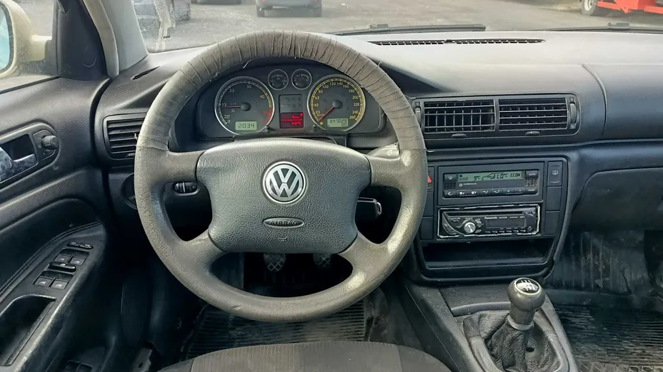 VOLKSWAGEN Passat -