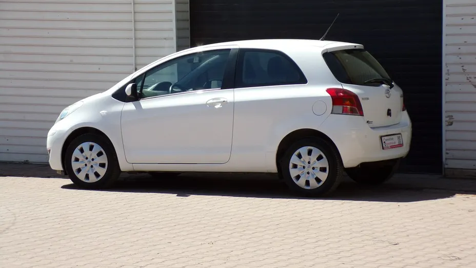 TOYOTA Yaris -