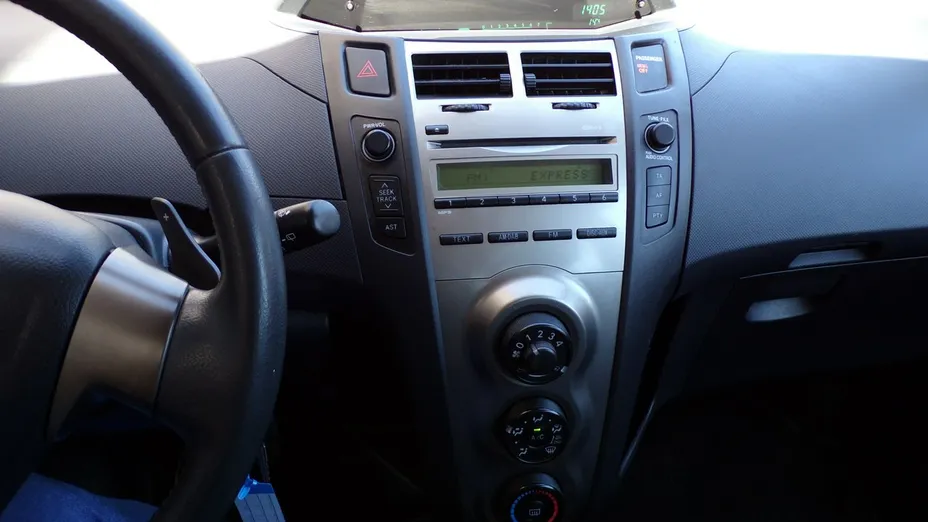 TOYOTA Yaris -