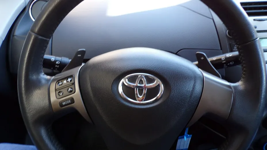 TOYOTA Yaris -