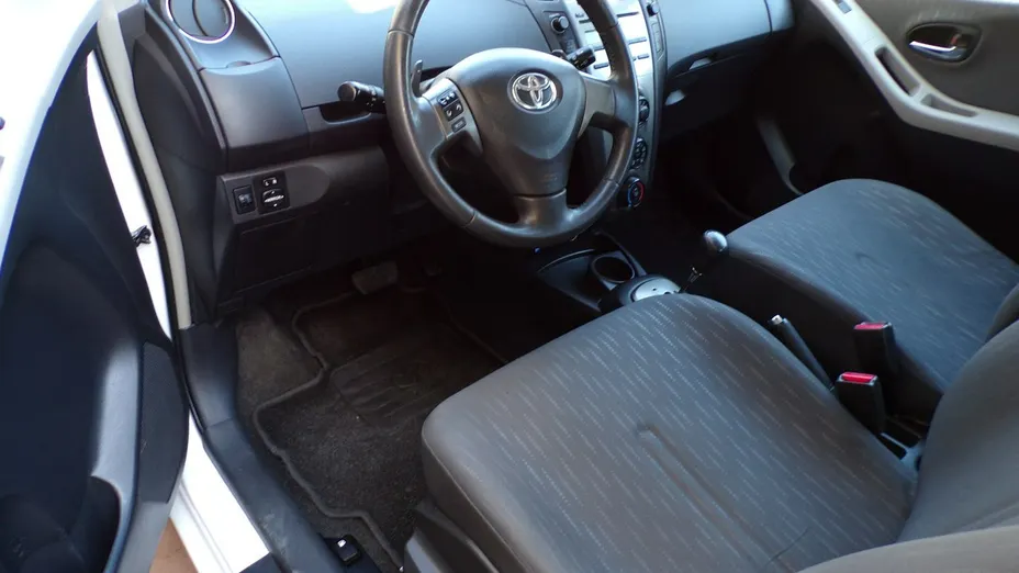 TOYOTA Yaris -