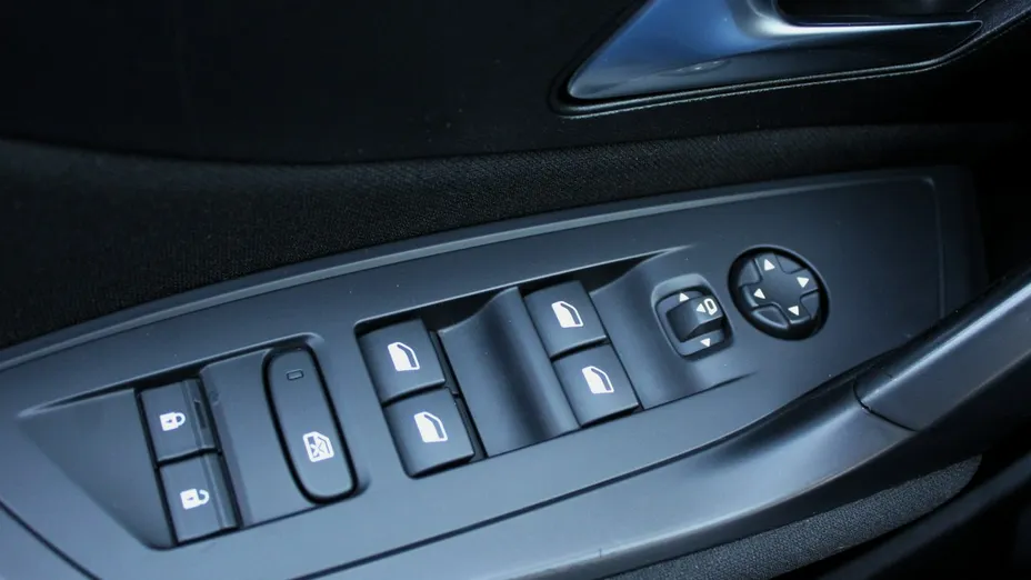 PEUGEOT 308 -