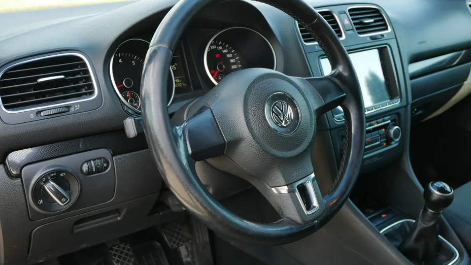 VOLKSWAGEN Golf -