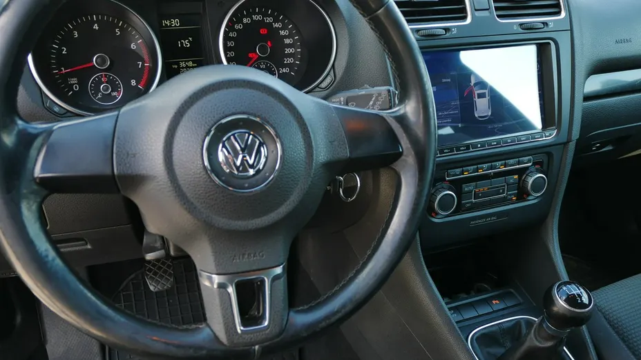 VOLKSWAGEN Golf -