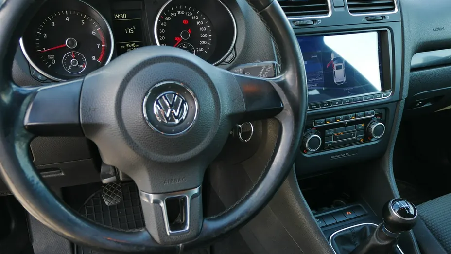 VOLKSWAGEN Golf -
