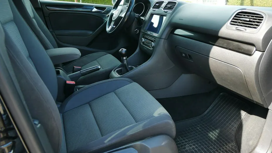 VOLKSWAGEN Golf -