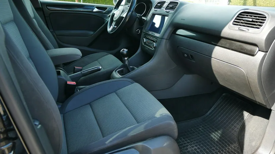 VOLKSWAGEN Golf -