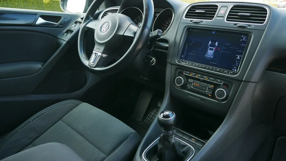 VOLKSWAGEN Golf -