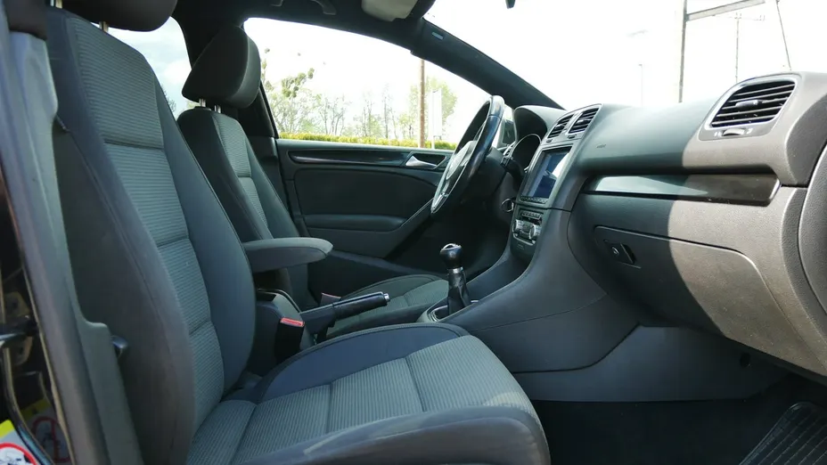 VOLKSWAGEN Golf -