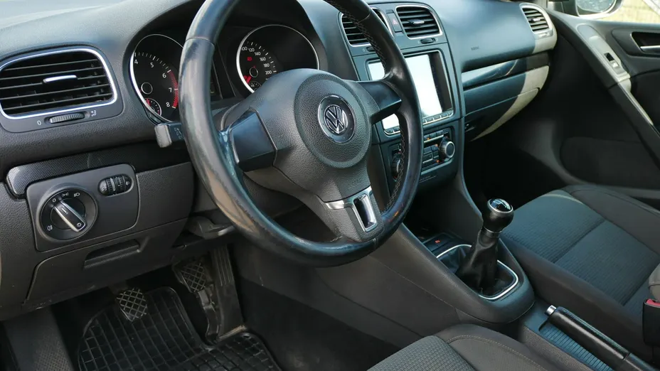 VOLKSWAGEN Golf -