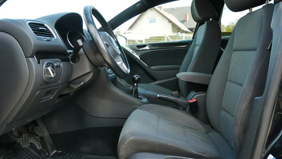 VOLKSWAGEN Golf -