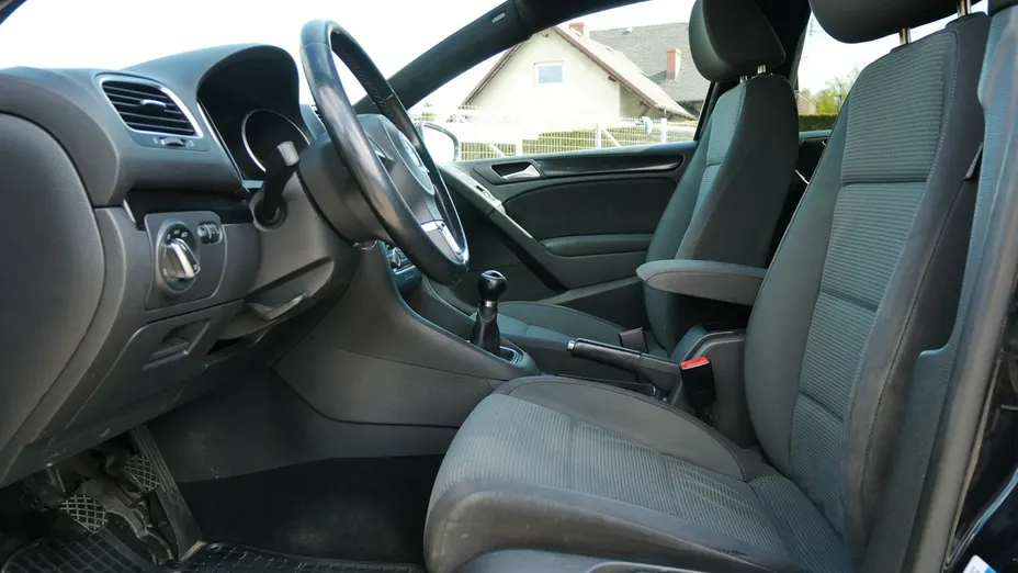 VOLKSWAGEN Golf -