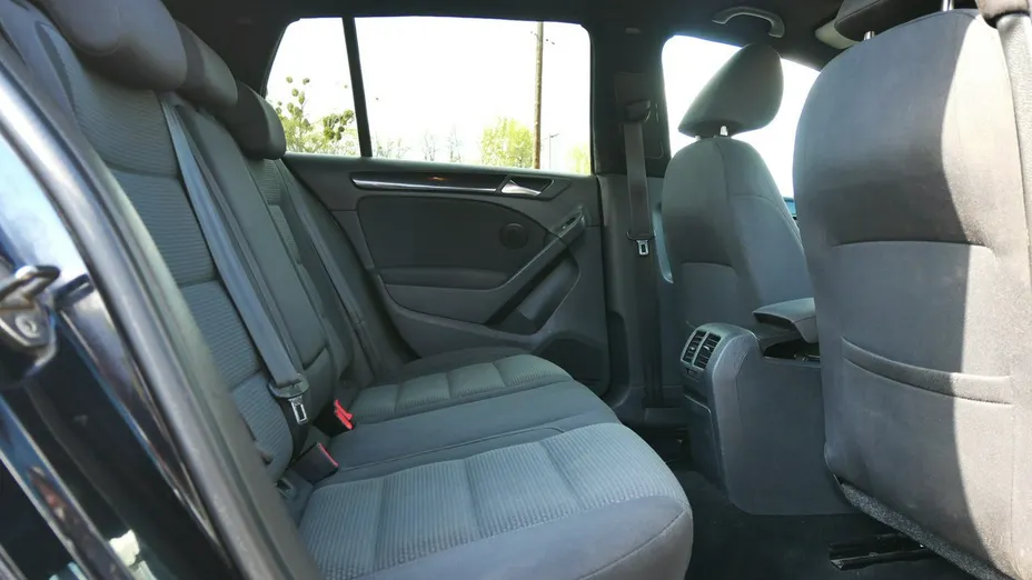 VOLKSWAGEN Golf -