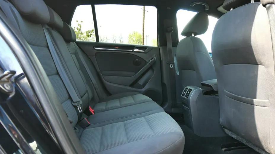 VOLKSWAGEN Golf -