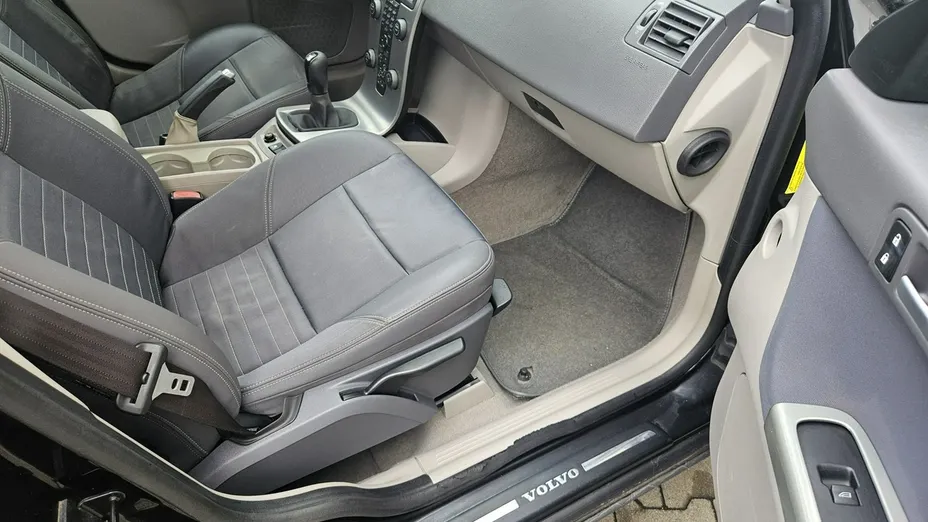 VOLVO V50 -