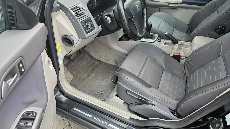 VOLVO V50 -