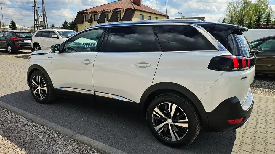 PEUGEOT 5008 -