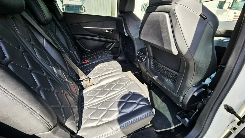 PEUGEOT 5008 -