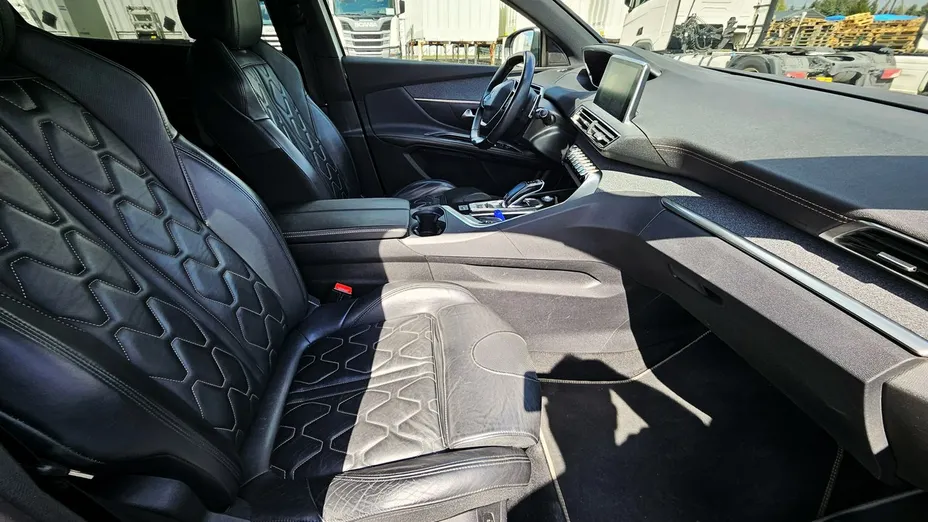 PEUGEOT 5008 -
