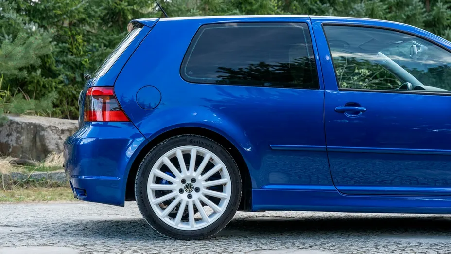 VOLKSWAGEN Golf -