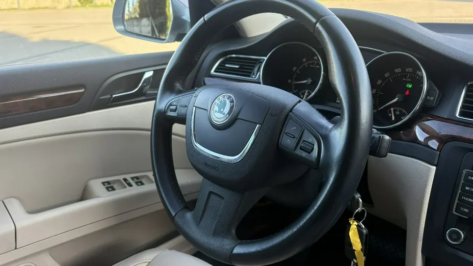 SKODA Superb -