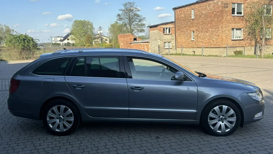 SKODA Superb -