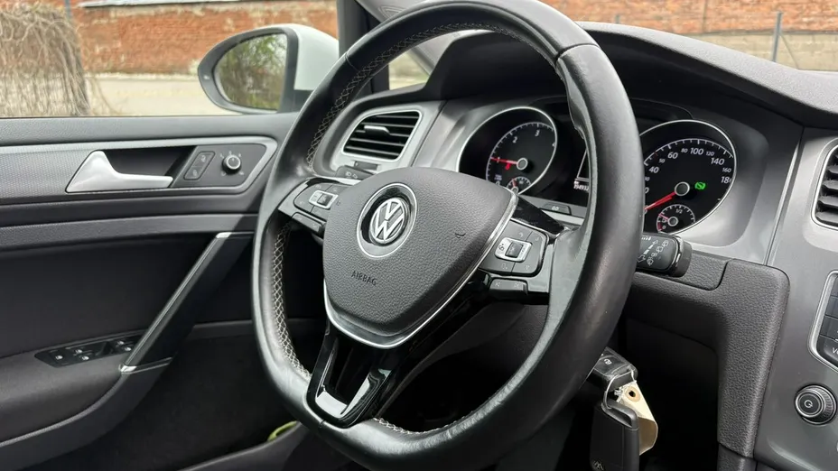 VOLKSWAGEN Golf -