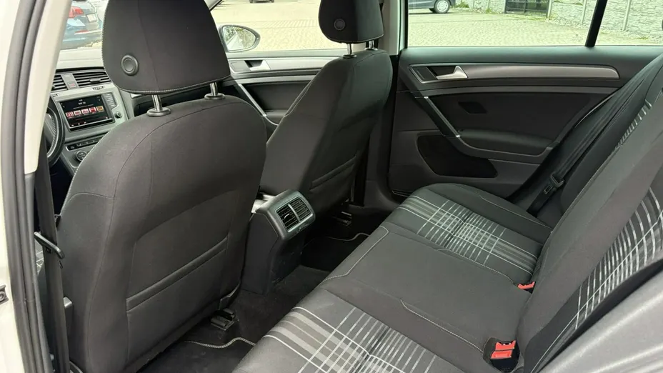 VOLKSWAGEN Golf -
