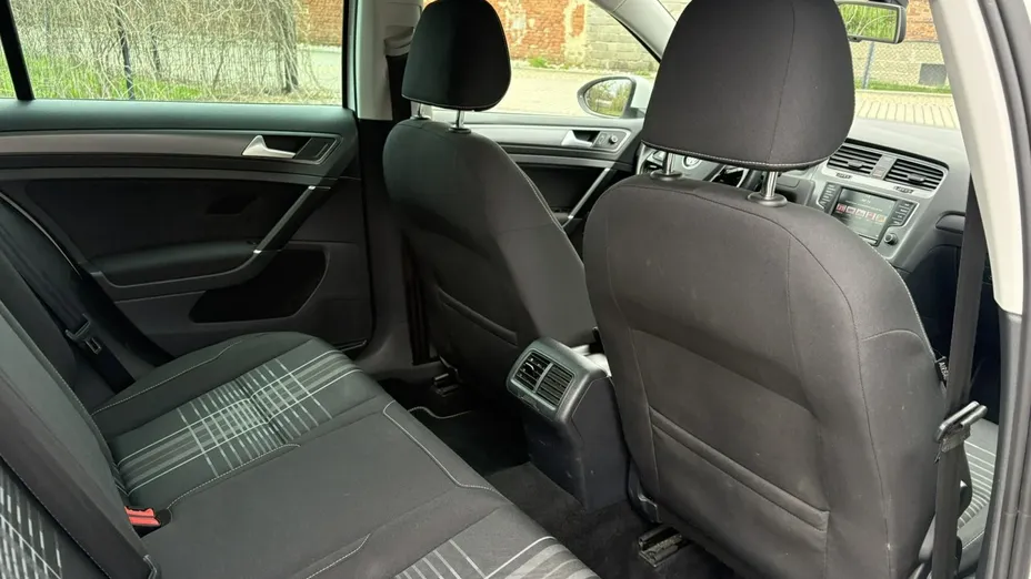 VOLKSWAGEN Golf -