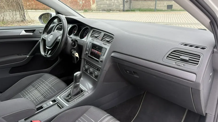 VOLKSWAGEN Golf -