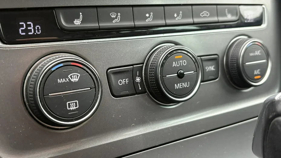 VOLKSWAGEN Golf -