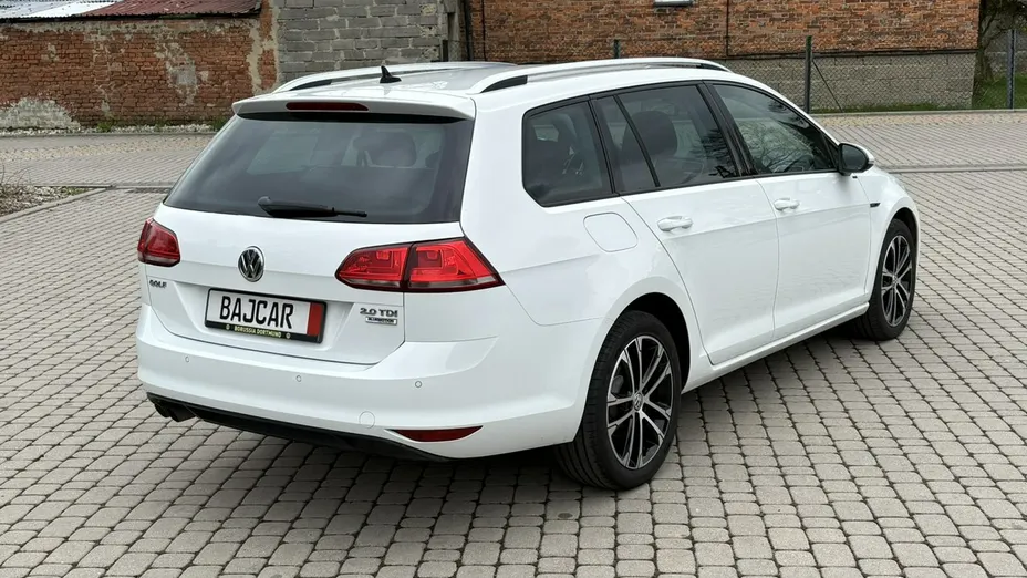 VOLKSWAGEN Golf -